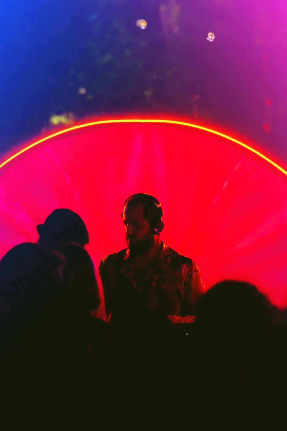 Escenario con el arco de luz roja