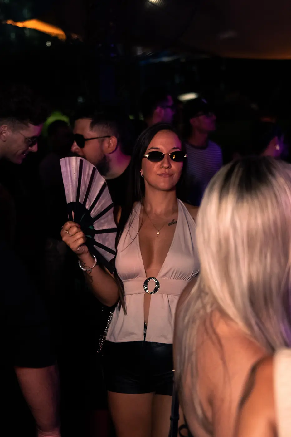 Público bailando con abanico
