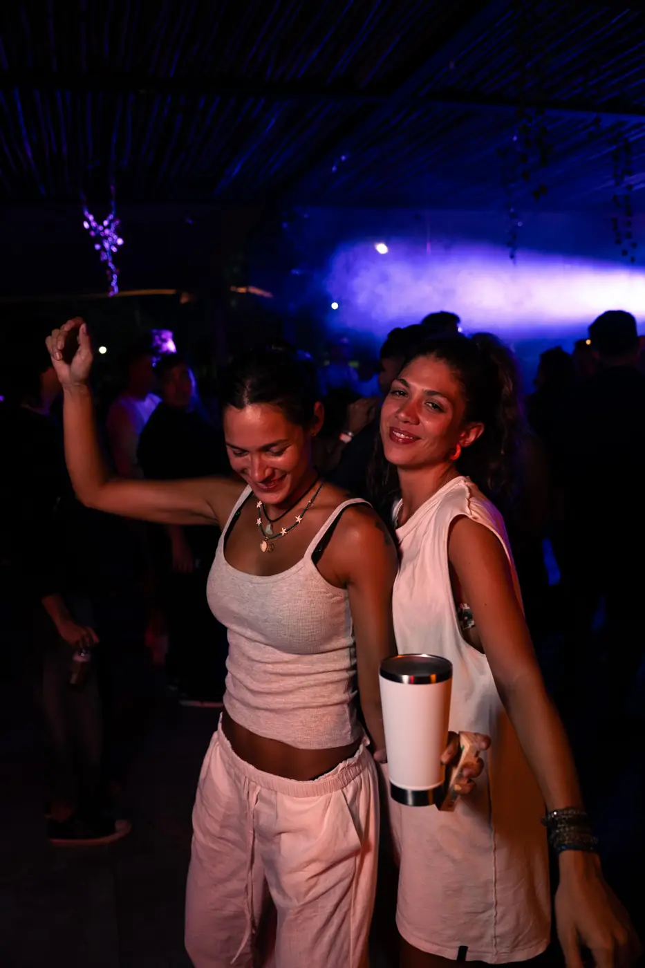 Dos amigas bailando